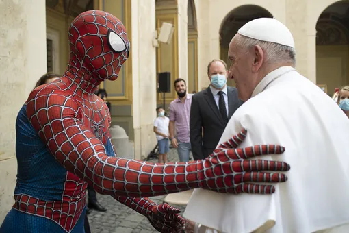 Человек-паук пришел на еженедельную аудиенцию папы римского Франциска. Он подарил понтифику маску супергероя