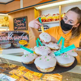 За 2 месяца акции Krispy Kreme подарила привитым от коронавируса американцам более 1,5 миллиона пончиков За 2 месяца акции Krispy Kreme подарила привитым от коронавируса американцам более 1,5 миллиона пончиков