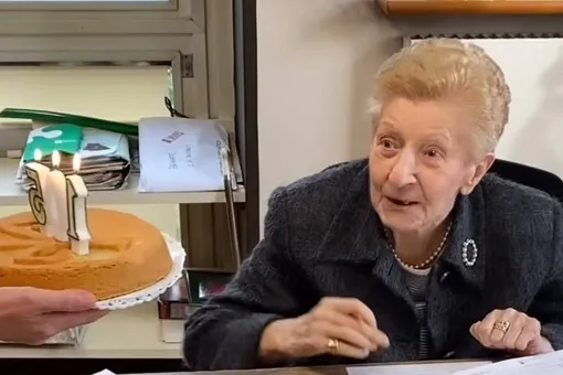 В Италии работники трогательно поздравили коллегу, которая отметила 105-летие в офисе В Италии работники трогательно поздравили коллегу, которая отметила 105-летие в офисе