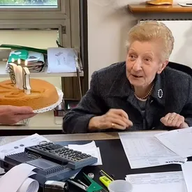 В Италии работники трогательно поздравили коллегу, которая отметила 105-летие в офисе
