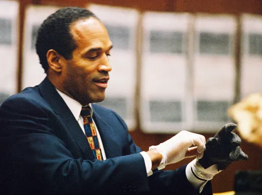 О. Джей Симпсон примеряет кожаную перчатку, предположительно использованную при убийстве Николь Браун-Симпсон и Рональда Голдмана, 15 июня 1995 года
