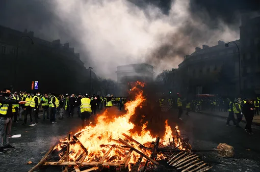 Демонстранты собрали вокруг огня во время протестной акции