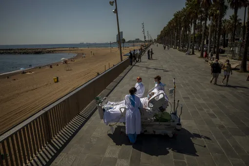 60-летний Франсиско Эспана смотрит на море с набережной неподалеку от госпиталя, где он провел 52 дня, сражаясь с коронавирусом. Врачи разрешили ему провести 10 минут на улице в рамках восстановительной терапии.