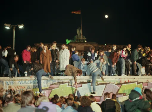 Берлинцы штурмуют стену, 11 сентября 1989 г. Берлин, ночь с 9 на 10 ноября 1989 г.