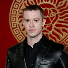 СМИ: Джозеф Куинн сыграет Джорджа Харрисона в фильмах Сэма Мендеса о The Beatles