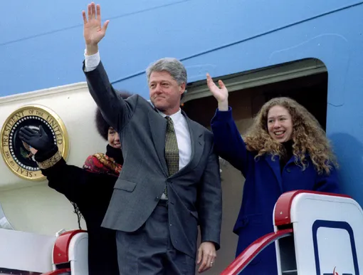 Билл, Хиллари и Челси Клинтоны в аэропорту Внуково. 15 января 1994 года.
