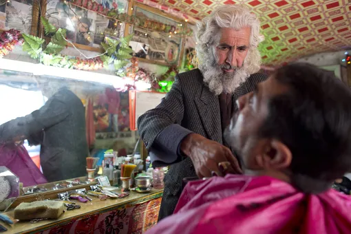 Мужчинам в Афганистане запретили стричь и брить бороды в парикмахерских