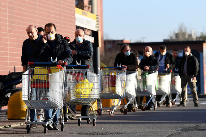 DATE IMPORTED:March 11, 2020People wearing protective face masks arrive a supermarket on the second day of an unprecedented lockdown across all of the country, imposed to slow the outbreak of coronavirus, in Pioltello, near Milan, Italy March 11, 2020. REUTERS/Flavio Lo Scalzo