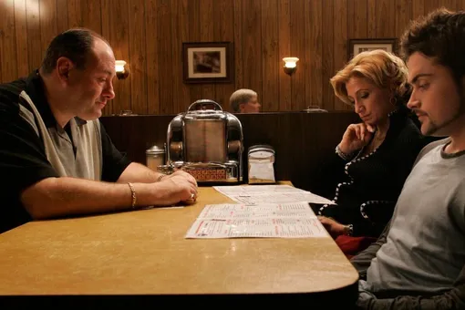 Диваны и столик, за которым главные герои «Клана Сопрано» сидели в финальной сцене сериала, продали на торгах почти за $83 тысячи
