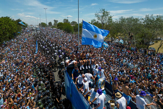 Как в Буэнос-Айресе праздновали победу Аргентины на ЧМ-2022. Фотографии