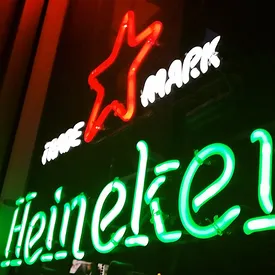 Heineken обвинили в расизме. Компания извинилась и удалила рекламу со слоганом Lighter is better Heineken обвинили в расизме. Компания извинилась и удалила рекламу со слоганом Lighter is better