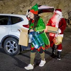 В Канаде банда в костюмах Санта-Клаусов и эльфов ограбила супермаркет, чтобы «раздать продукты нуждающимся»