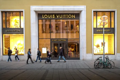Компания LVMH поможет с жильем женщинам, пострадавшим от домашнего насилия Компания LVMH поможет с жильем женщинам, пострадавшим от домашнего насилия