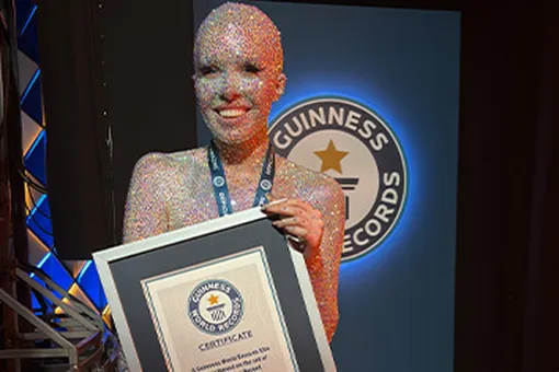 Посмотрите на сверкающий образ британской визажистки, которая установила мировой рекорд, покрыв тело 74 880 стразами Посмотрите на сверкающий образ британской визажистки, которая установила мировой рекорд, покрыв тело 74 880 стразами