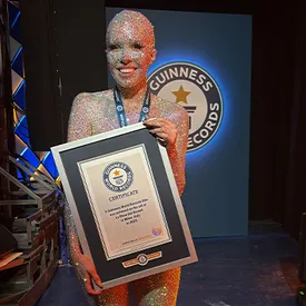 Посмотрите на сверкающий образ британской визажистки, которая установила мировой рекорд, покрыв тело 74 880 стразами