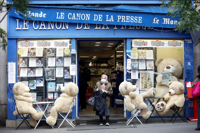 Париж, 28 апреля. Coronavirus Emergency In ParisA woman comes out of a newspaper store in Paris, as a lockdown is imposed to slow the rate of the coronavirus disease (COVID-19) in France, April 28, 2020. (Photo by Mehdi Taamallah/NurPhoto via Getty Images)