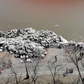 В Хабаровске глыбы льда сломали ограждение и вышли на городскую набережную