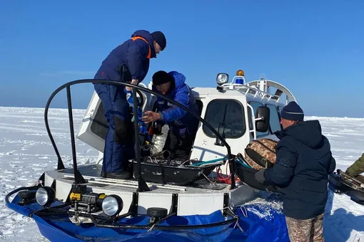 На Сахалине от берега оторвалась льдина с рыбаками. Спасатели доставили на берег 103 человека