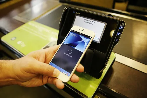 РБК: процесс обработки платежей через Apple Pay и Samsung Pay хотят перенести в Россию
