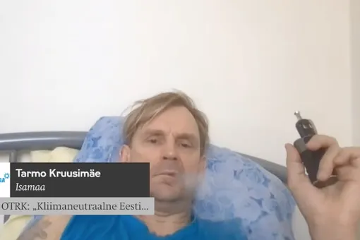 Эстонский депутат курил, слушал музыку и лежал в кровати на онлайн-заседании парламента. Он не знал, что его камеру включили