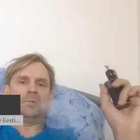 Эстонский депутат курил, слушал музыку и лежал в кровати на онлайн-заседании парламента. Он не знал, что его камеру включили Эстонский депутат курил, слушал музыку и лежал в кровати на онлайн-заседании парламента. Он не знал, что его камеру включили