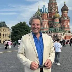 Отец Илона Маска прилетел в Москву, чтобы принять участие в форуме