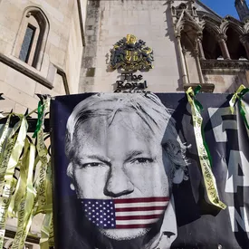 Основателя WikiLeaks Джулиана Ассанжа освободили из тюрьмы в Великобритании. Он заключил сделку с властями США