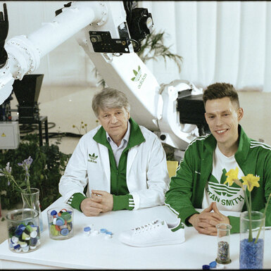 В новой кампании adidas Originals Юрий Дудь и Андрей Бахметьев вместе перерабатывают пластик