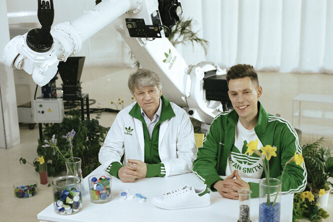 В новой кампании adidas Originals Юрий Дудь и Андрей Бахметьев вместе перерабатывают пластик