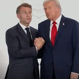 Рукопожатие Трампа вновь стало мемом Рукопожатие Трампа вновь стало мемом