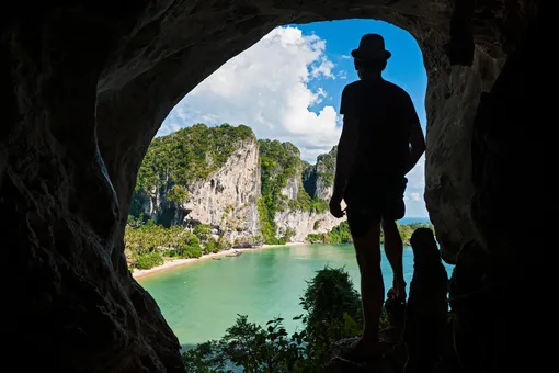 В Таиланде полиция обнаружила русских туристов, живущих в пещере