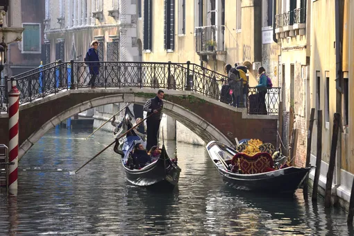 «Из некоторых стран приезжают настоящие "бомбы": в Венеции сократили вместимость гондол, так как туристы набрали вес
