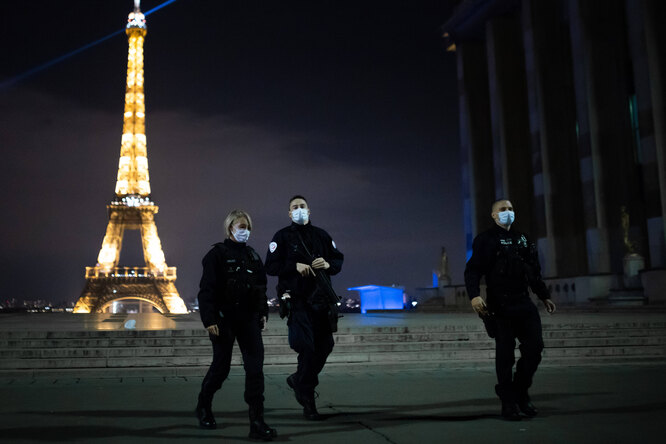 Во Франции полиция пресекла оргию на 100 человек. Их оштрафовали за отсутствие масок и нарушение социальной дистанции
