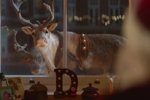 McDonalds выпустили новогодний ролик. В нем олененок Рудольф проголодался, а Санта накормил его морковью