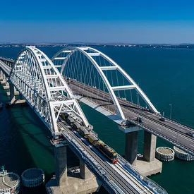 Из-за снегопада впервые после открытия перекрыли Крымский мост
