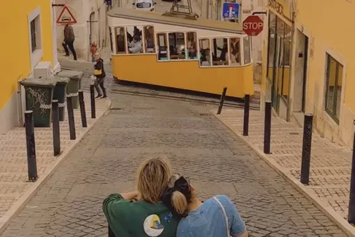 Поездка в Брайтон, красочный Лиссабон и поход в кино: мы снова собрали ролики пользователей TikTok, снятые в духе Уэса Андерсона