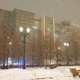 В Москве произошел пожар во дворе комплекса «Известия холл». Огонь распространился на площади 1,5 тысячи м²