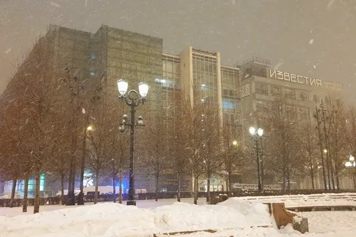 В Москве произошел пожар во дворе комплекса «Известия холл». Огонь распространился на площади 1,5 тысячи м²