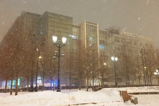 В Москве произошел пожар во дворе комплекса «Известия холл». Огонь распространился на площади 1,5 тысячи м² В Москве произошел пожар во дворе комплекса «Известия холл». Огонь распространился на площади 1,5 тысячи м²