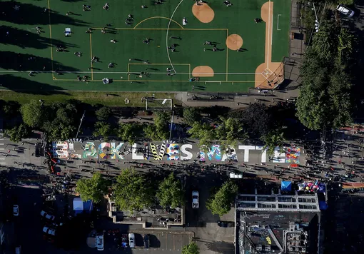 Масштабный мурал в честь движения Black Lives Matter на асфальте улицы E. Pine Street в Сиэттле, 11 июня.