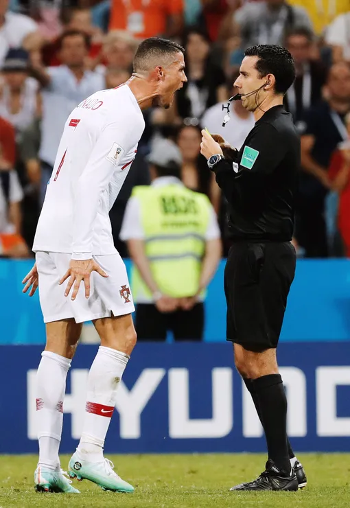 Роналду спорит с арбитром во время матча Португалия — Уругвай