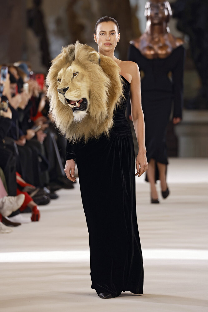 Ирина Шейк на показе Schiaparelli, 2023 Ирина Шейк на показе Schiaparelli, 2023