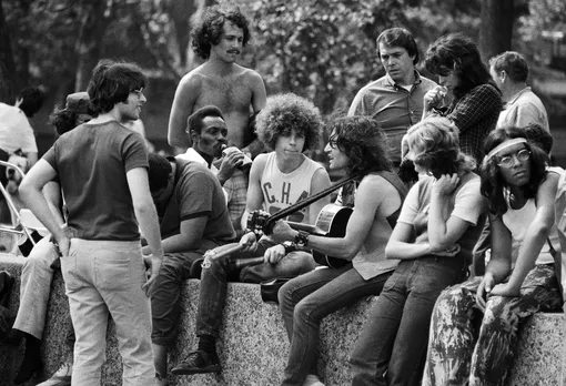 A group of hippies listen to a singer-guitarist in a New York City park Фото: Bettmann / Getty Images