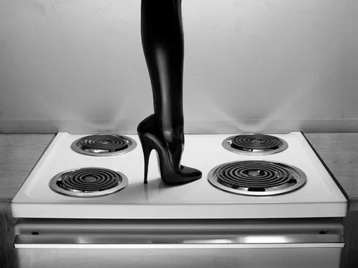 Каблуки на кухонной плите, 2000