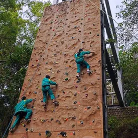 Тайваньская школа требует от учеников взобраться на скалодром высотой с пятиэтажное здание, чтобы получить аттестат