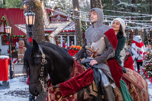 Сюжет комедии «Рыцарь под Рождество» похож на рождественскую версию фильма «Кейт и Лео»