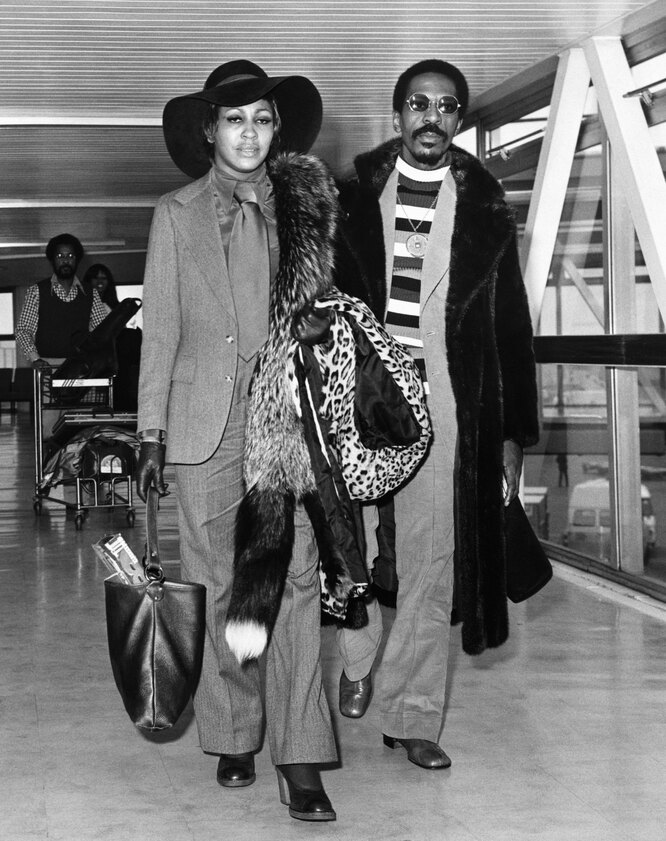 Тина и Айк Тернер в аэропорту, 1976