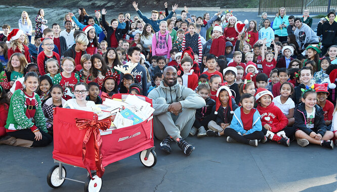 Коби Брайант с учениками одной из калифорнийских школ, декабрь 2018 года.