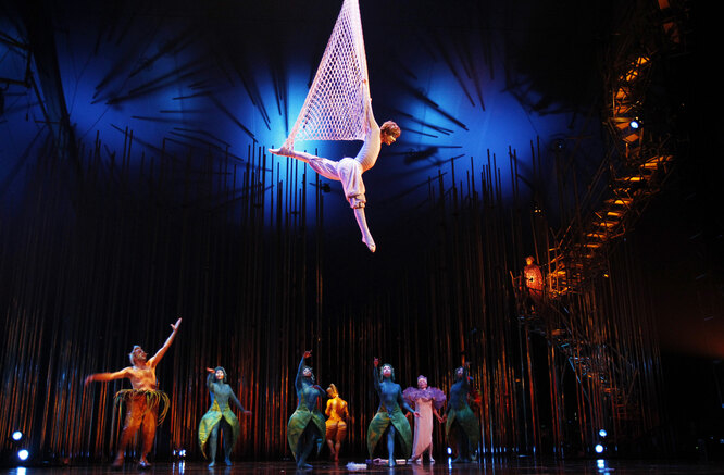 rtists perform during Cirque du Soleil's Varekai show in Lima, January 16, 2013. Picture taken January 16, 2013. КРЕДИТ Enrique Castro-Mendivil/Reuters