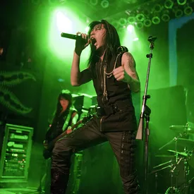 Посол Тайваня в Финляндии выступил со своей группой Chthonic на фестивале в Хельсинки. Он исполнил хеви-метал